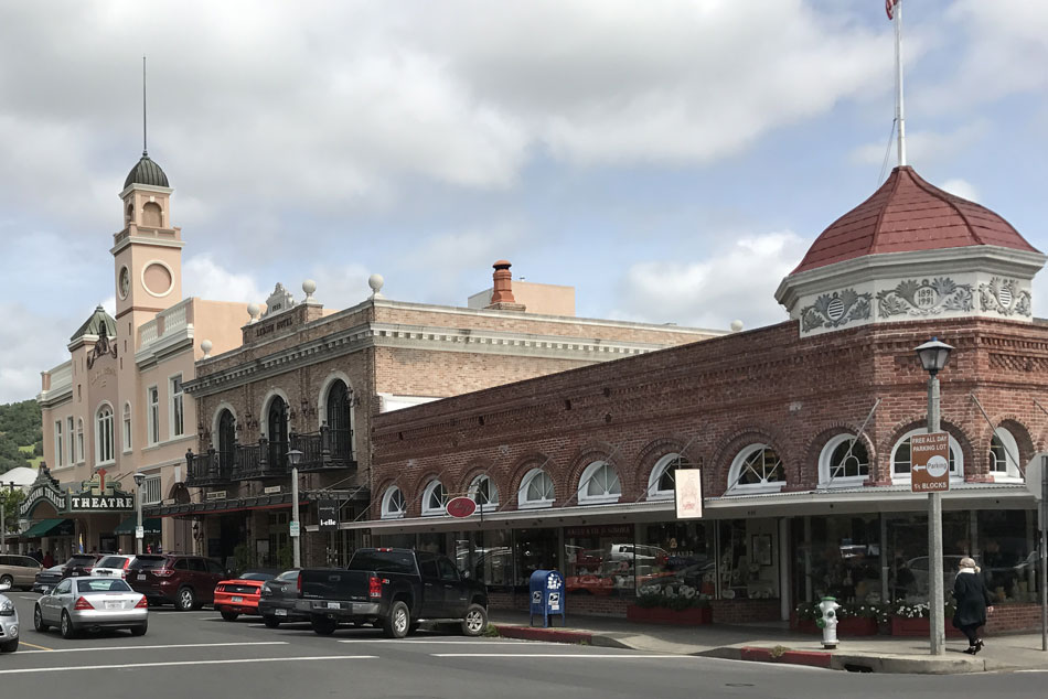Sonoma Stores Along the Plaza